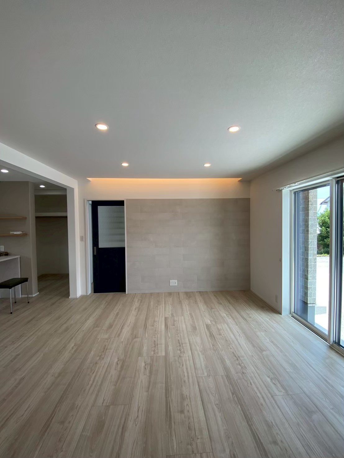 日中は大きな窓から自然光がたっぷり入り、夜はふんわり広がる間接照明がリラックス空間を演出
