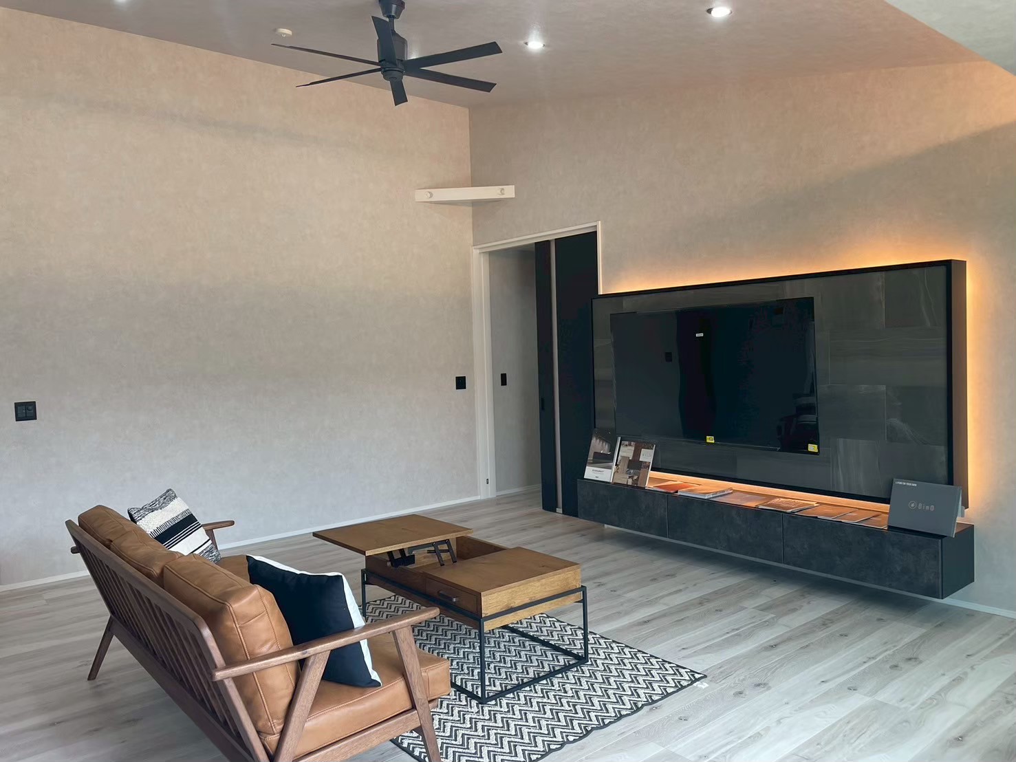 広々としたリビングは、家族が自然と集まる明るく開放的な空間。