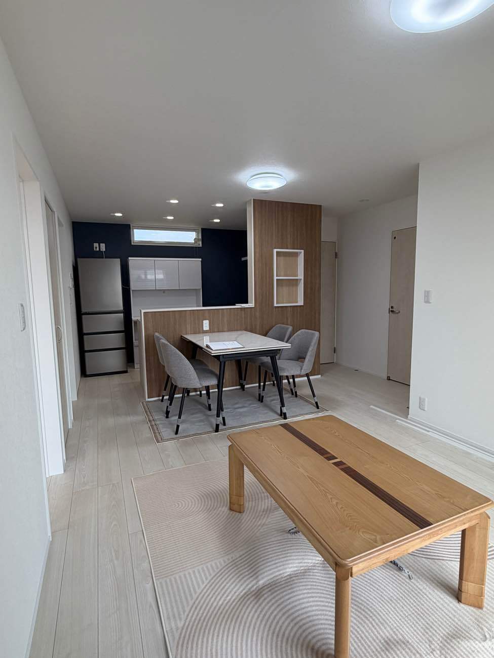 明るいリビングに家族が自然と集まる空間。